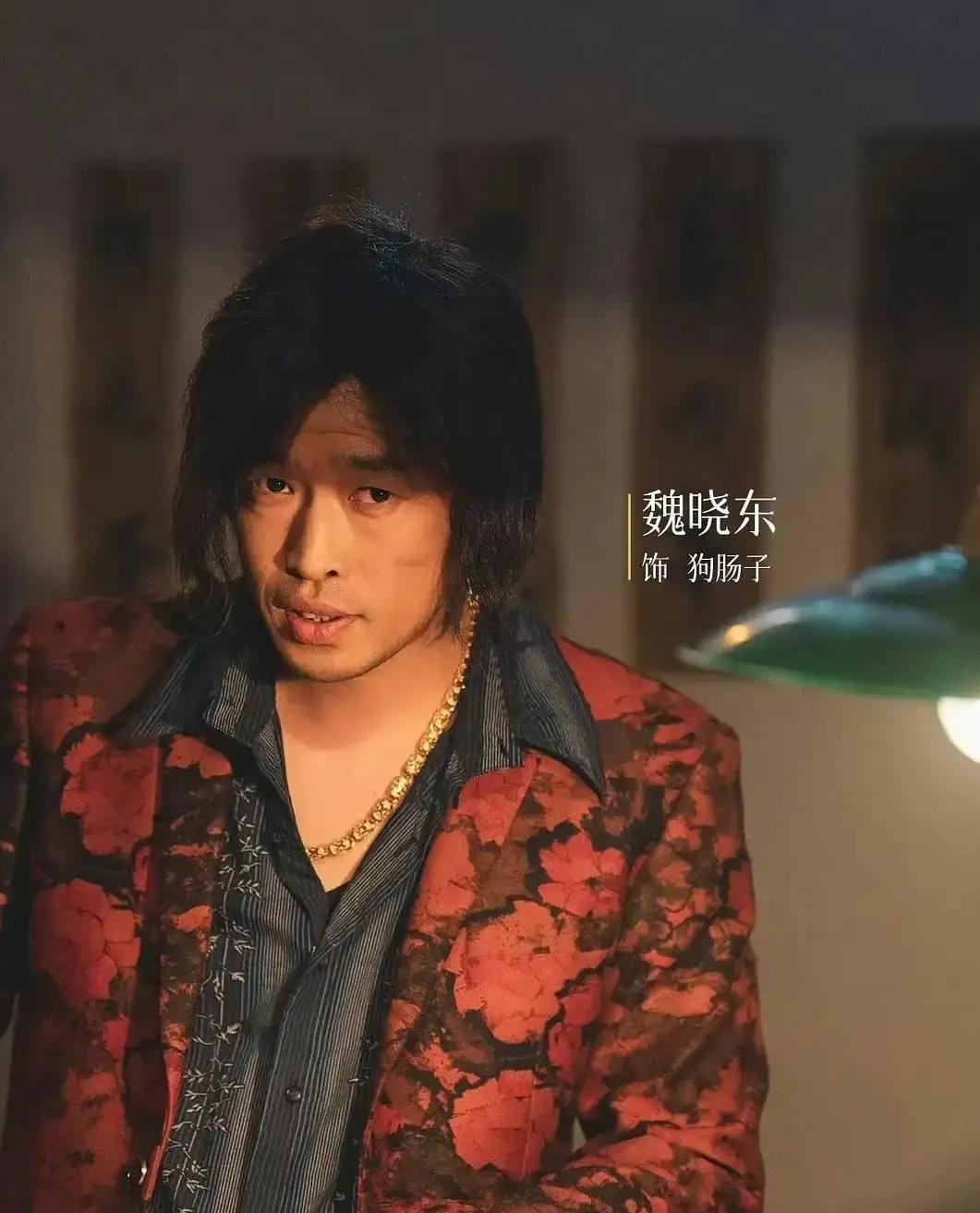 8.9分剧里，郭京飞连手指都在说谎他把钞票塞进信封，拇指压住边缘那一下，比