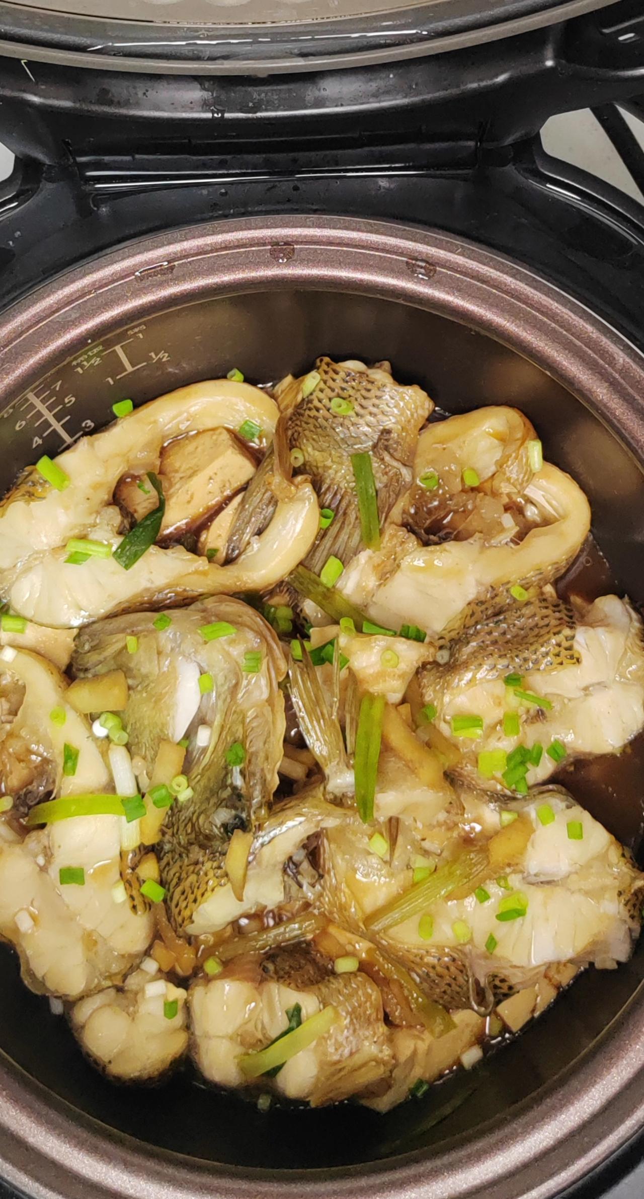 🍚用一个电饭锅就能搞定的低卡减脂餐，鲈鱼豆腐煲鲜嫩爽滑，好吃没负担！先处理