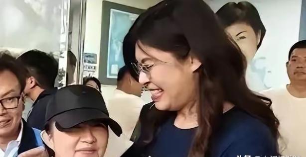 高雄那位扬言“手撕解放军”的台独少女，来大陆一趟后，居然把绿营的底裤都扒光了