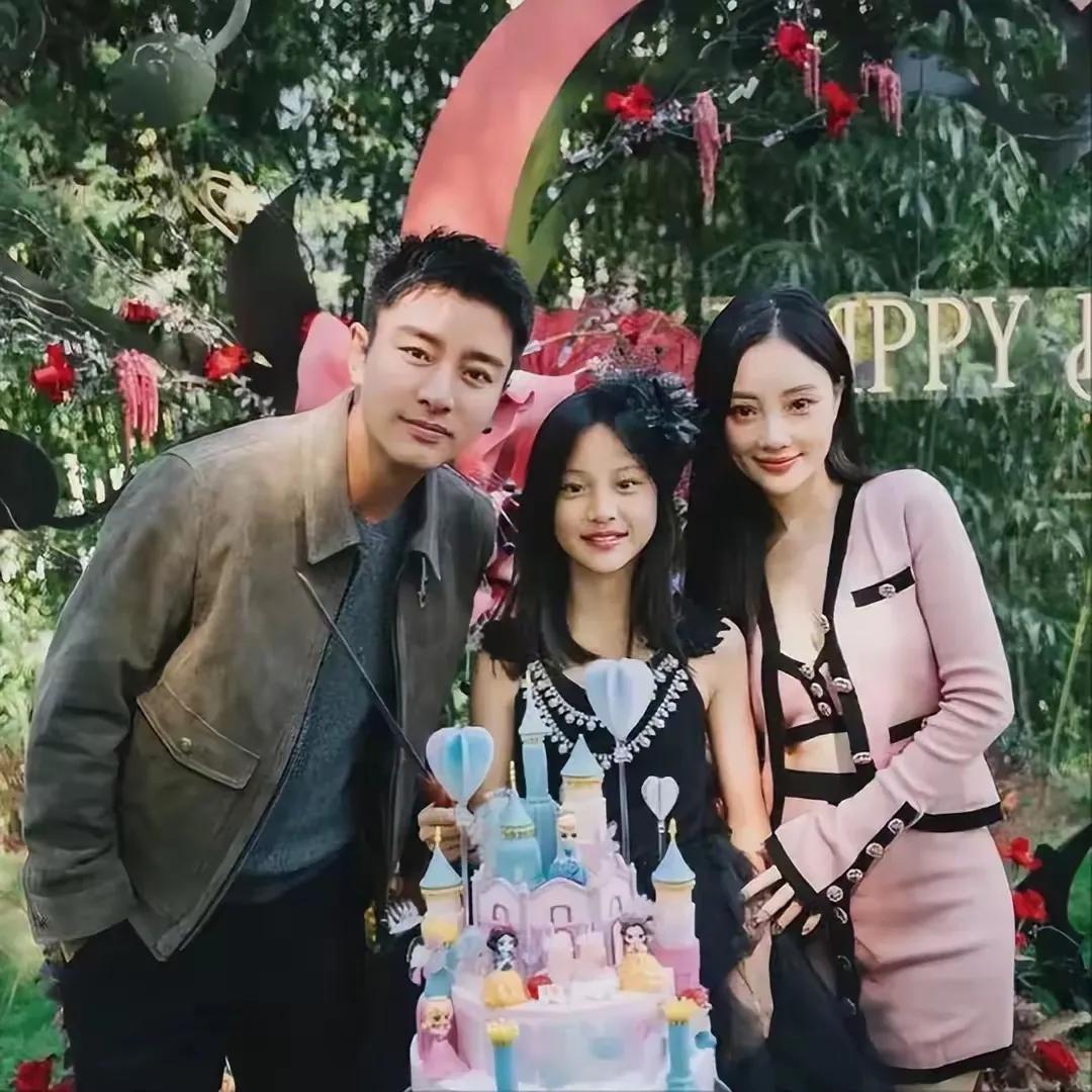 李小璐贾乃亮真的要复合了！昨天晚上，一家三口竟然罕见同框，并且发布了共创新生活的