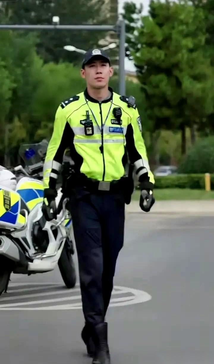 很多人想不通，一个月就那么三四千块钱，为什么还有那么多人挤破头想去当个辅警？说