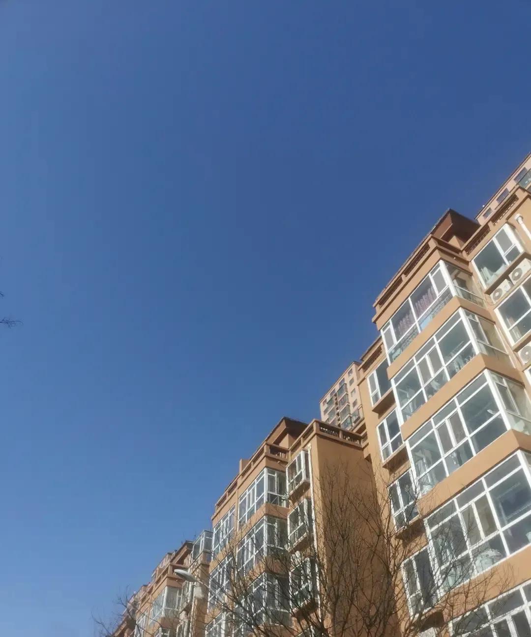 大连气象台提前一天喊话，明天小雪加零下六度，非必要别出门。我晚上刷到推送，图片