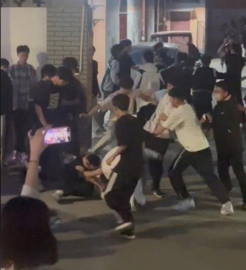 四川合江，一男子当街围殴他人，被踢倒在地后仍遭猛踩。旁观者多次上前劝阻无果，第三