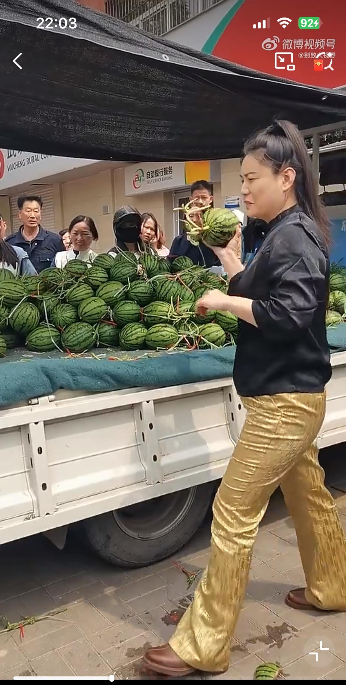 犟种遇到认死理的，女子拿个不熟的西瓜找老板索赔，老板不认。女子拿出付款记录，老板