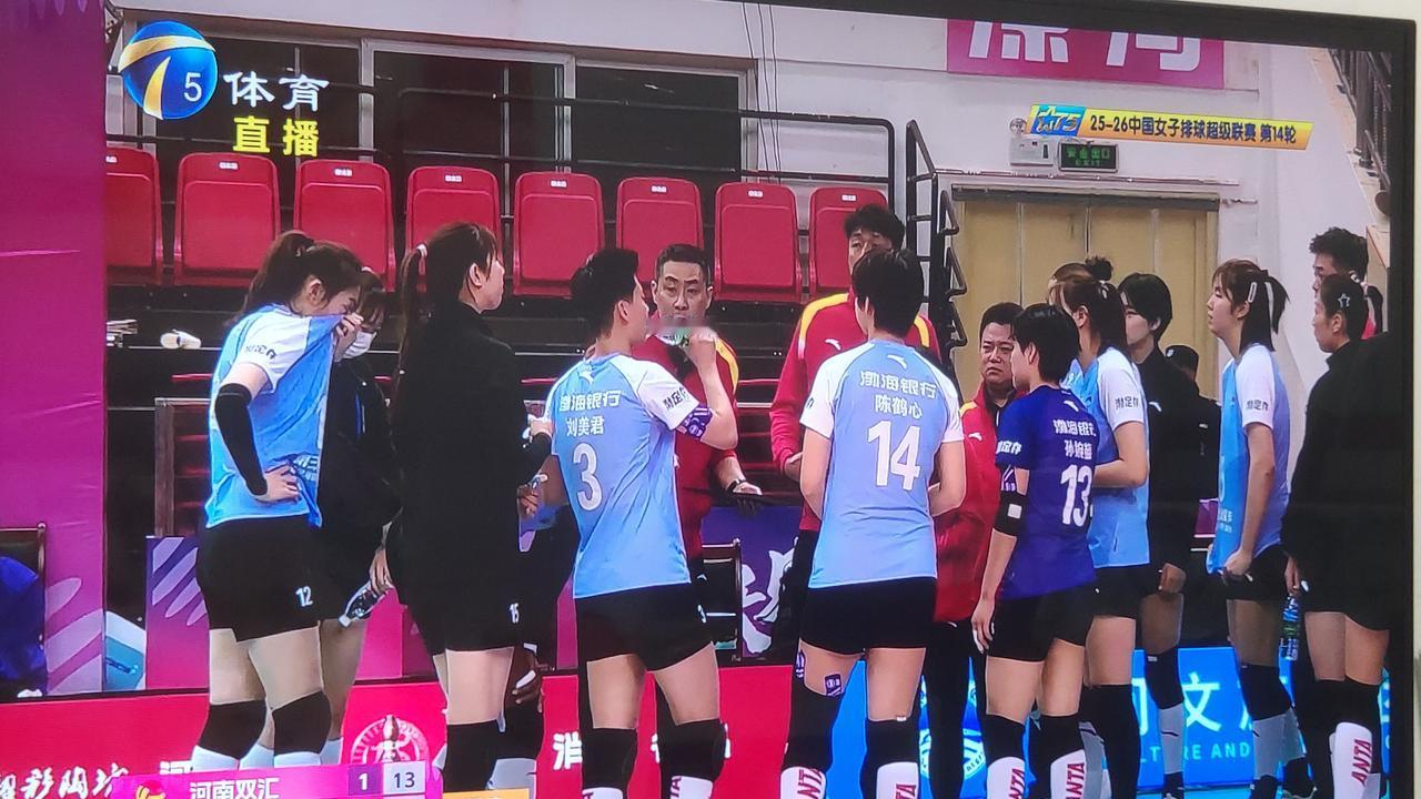天津女排今天从河南返回天津！天津渤海银行女排昨天晚上在客场河南漯河作战，击败河
