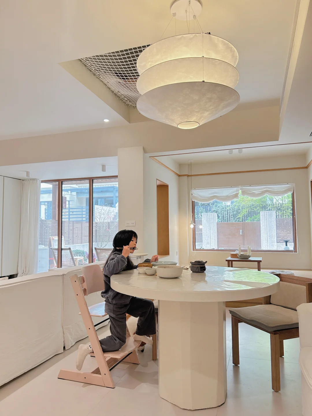 看似一个人在吃饭，实则…