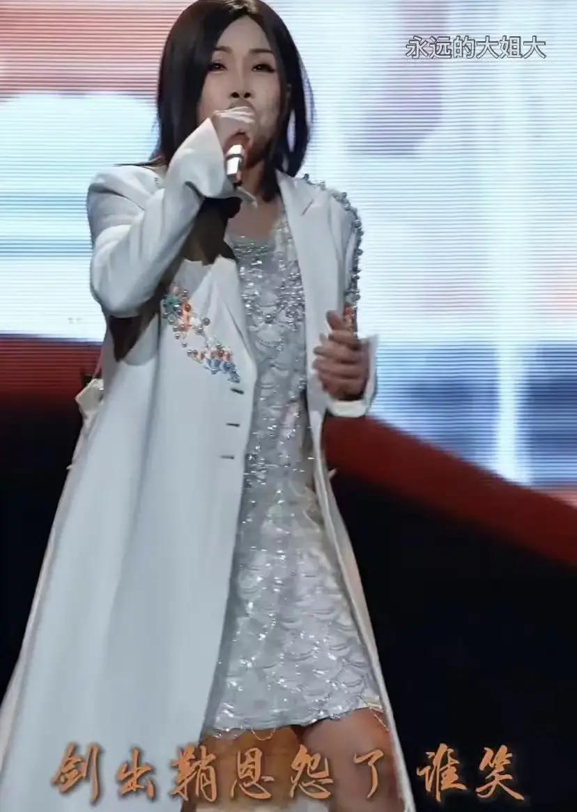 50岁像25岁，全靠一把剪子田震中秋晚会一亮相，锁骨发直接刷屏。长度卡在锁