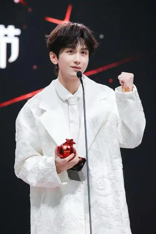 成毅工作人员打粉丝航班冲突事件持续发酵，黑衣男子与成毅助理装束不符，动手者身