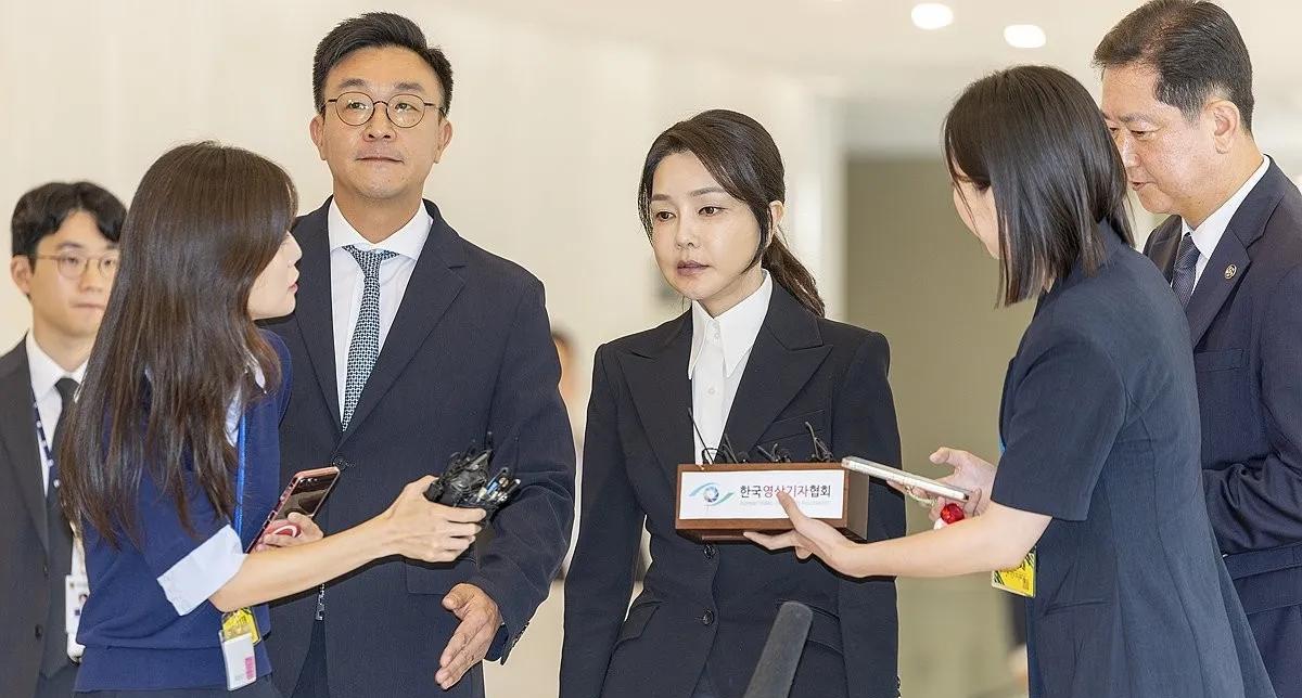 “像我这样无足轻重的人让国民担心了，实在抱歉。我会好好接受调查。”这是金建希今