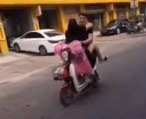 情侣电动车上狂吻, 但其姿势却让路人看了十分脸红