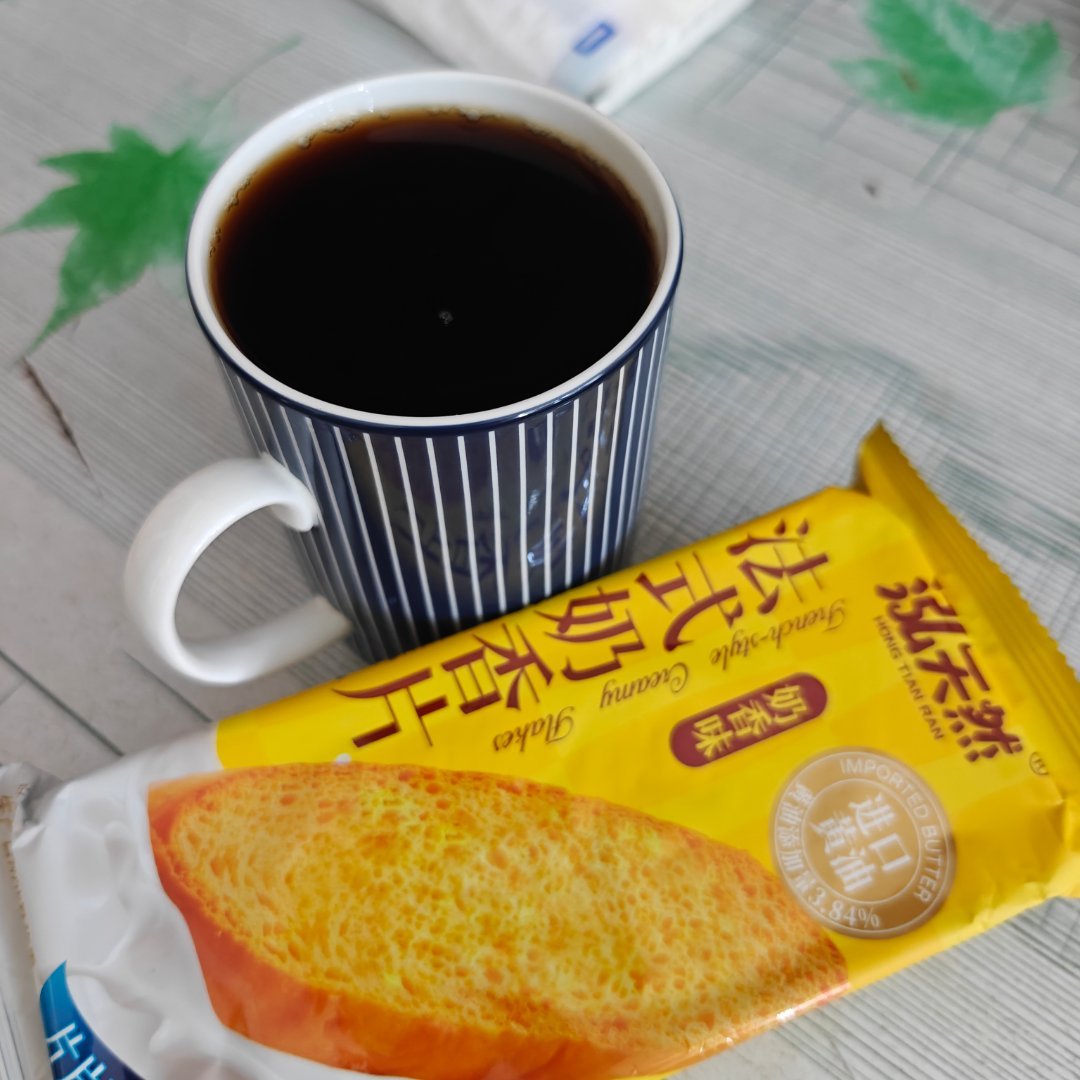 一觉睡醒四点半了不睡了来杯咖啡☕喝喝再来个小零食