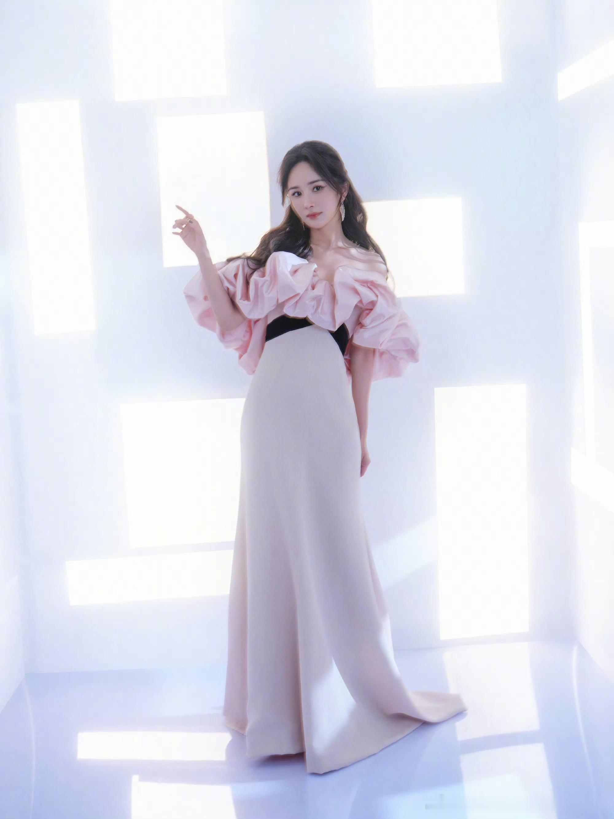杨幂🦊杨幂公牛品牌全球代言人夜深人静的时候千万别做的事情就是思念，听说这