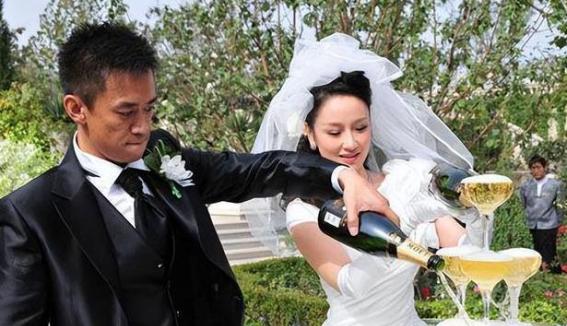 2009年，二婚的王学兵迎娶孙宁。这场看似门当户对的婚姻，当时让不少人觉得是