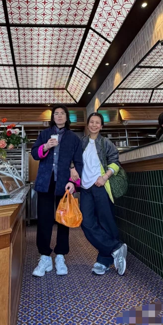 萧敬腾与林有慧韩国穿情侣装度假，不像情侣，像母子!3月4日，萧敬腾与林有慧在