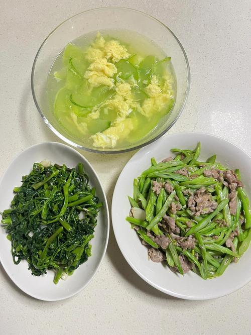 咱直接说结论：健康低碳吃的核心，就是多吃天然食材、少碰精制碳水，搭配好蛋白质和蔬