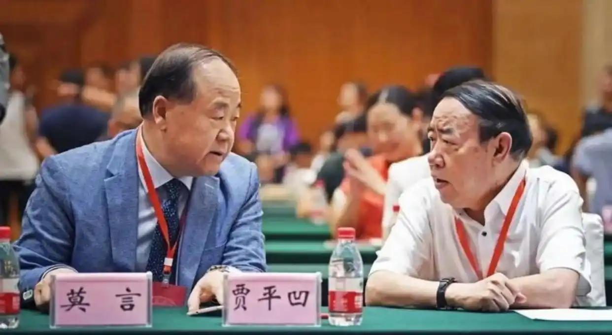 多么讽刺！在肮脏的地方干净地活着。贾平凹，女儿暴雷！接着又爆出女婿贾少龙从普通银