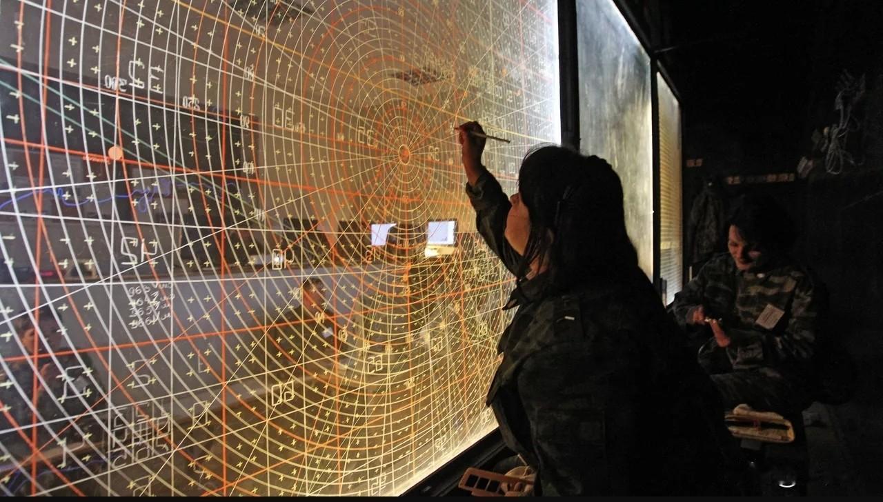 俄军密集拦截14架乌无人机：多州上空战火隐现，民宅屋顶惊现残骸火光