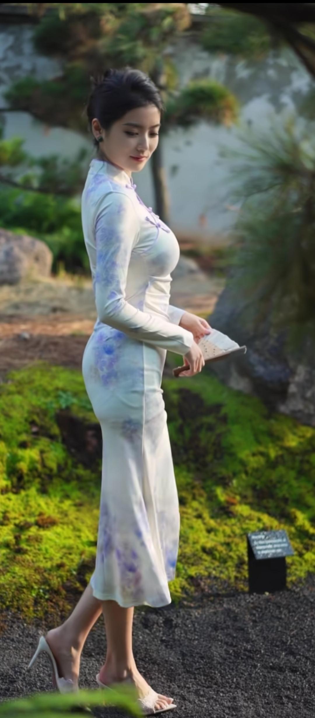 优雅漫步在花园中，古风长裙飘逸动人。