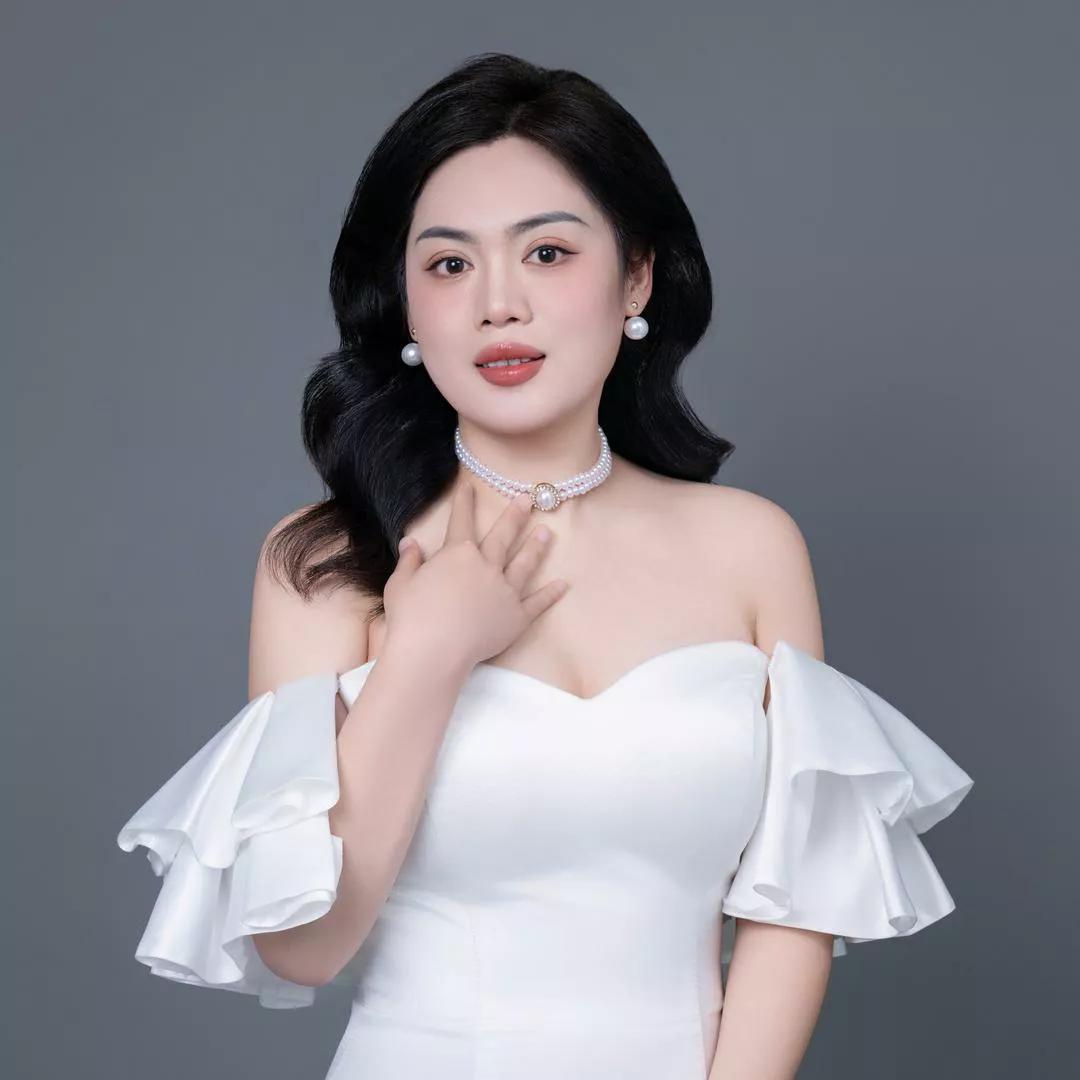 优雅婚纱照，珍珠项链与白色礼服完美搭配，甜美迷人！珍珠淑女照珍珠礼服照珍珠复