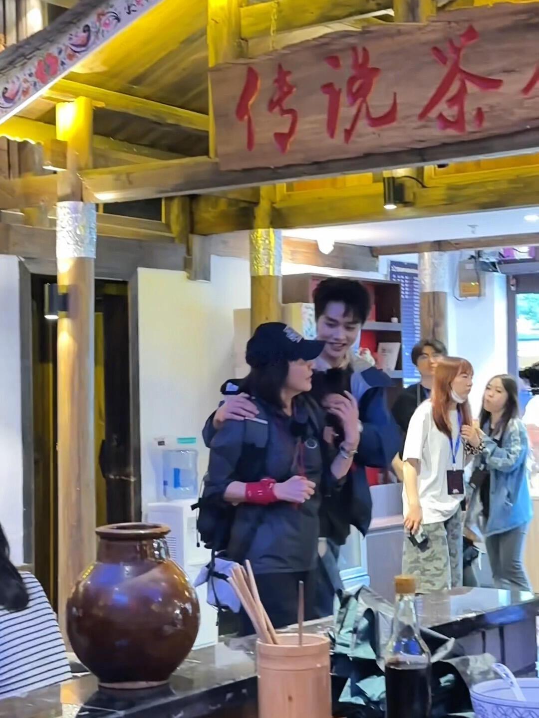 柯淳趴刘嘉玲肩膀说悄悄话贵州街头惊现“姐弟同行”名场面！刘嘉玲气场不减，赵柯淳乖