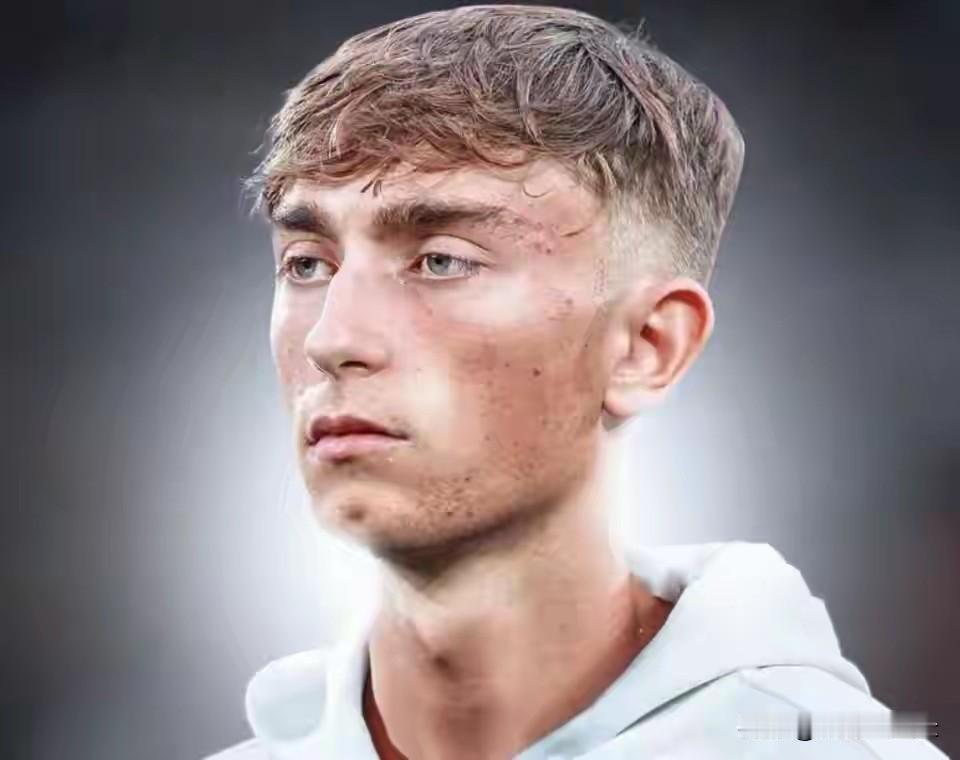 皇马这个后卫-赫伊森辱华？他长成这副模样，还好意思搞种族歧视？他这双泡泡眼还不如