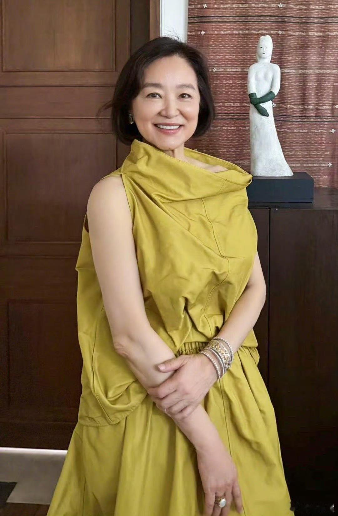 林青霞都70多岁了，手臂皮肤依然细腻光滑，一点都没有老年人的那种松弛，这也太厉害