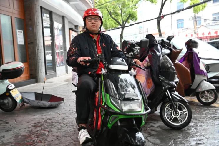 雨夜9点，宁波外卖小哥毛凯泽接到一单有点“不对劲”：备注写着“不用打电话，放大厅