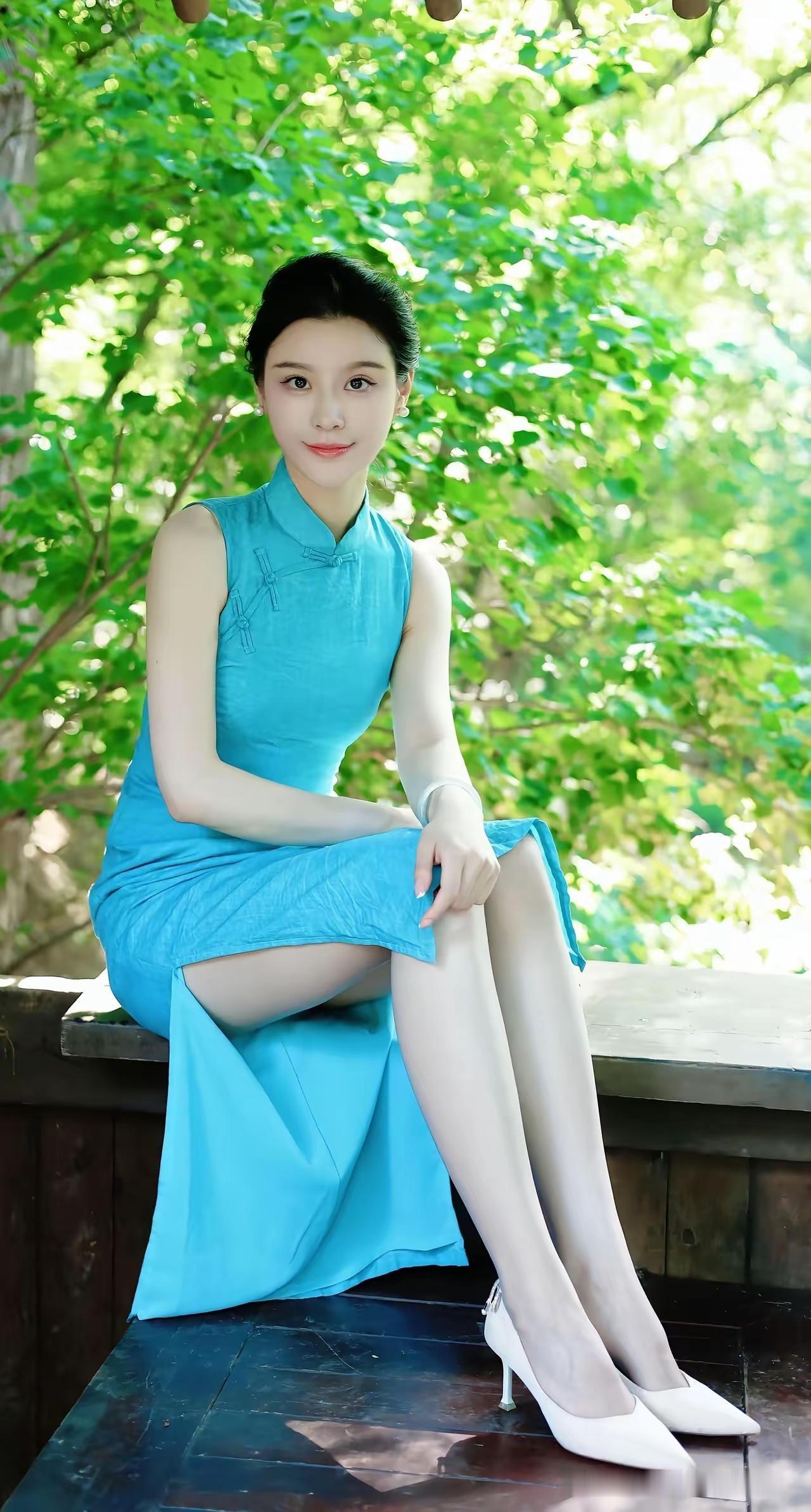 优雅蓝裙，静坐绿荫，岁月静好。绿裙侧颜随拍湖畔紫裙照