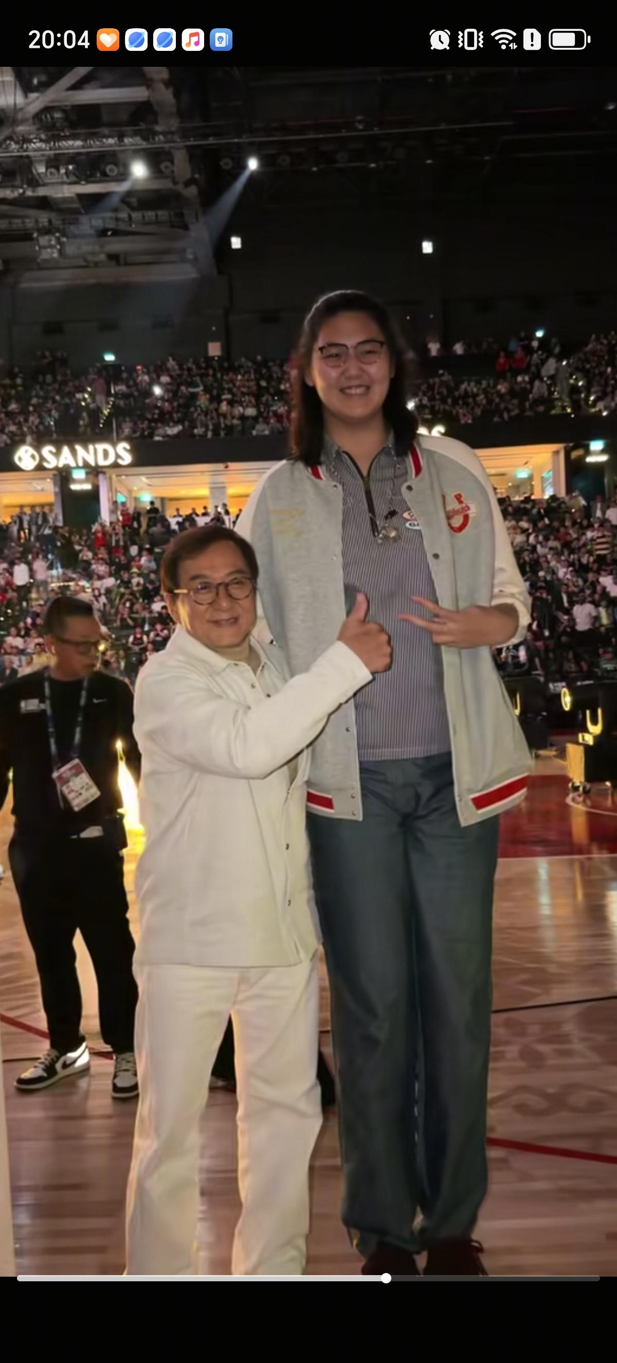 身高1.74米的成龙和身高2.26米、体重300斤的女篮张子宇在澳门NBA赛场相
