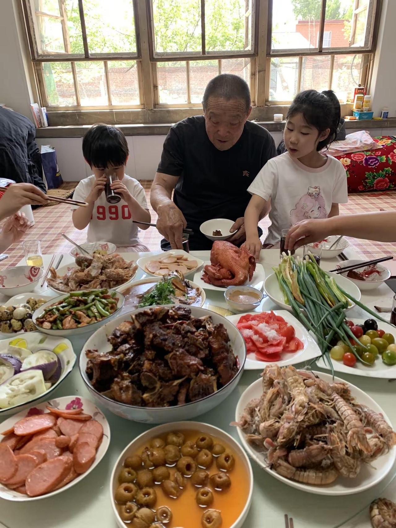 假期模式开启，一桌家常菜一家人团圆，简单的幸福，岁岁年年皆如愿欢乐家庭大聚餐