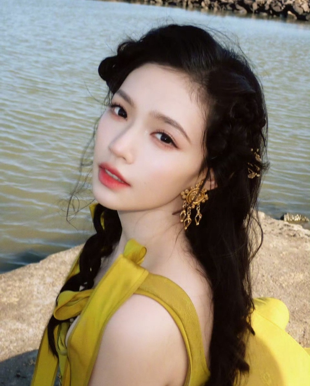 林允剧组冻十几个小时吃颗救心丸上热搜了。容我说句不好听的话，现在娱乐圈演员拍戏挨