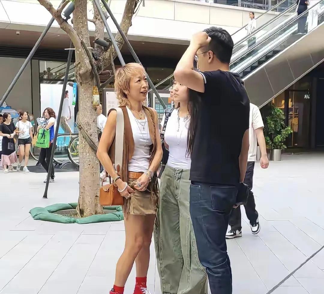 光看穿着打扮真的不觉得任贤齐的老婆陈则妤是贤妻良母呢。任贤齐在深圳举办演唱会，老