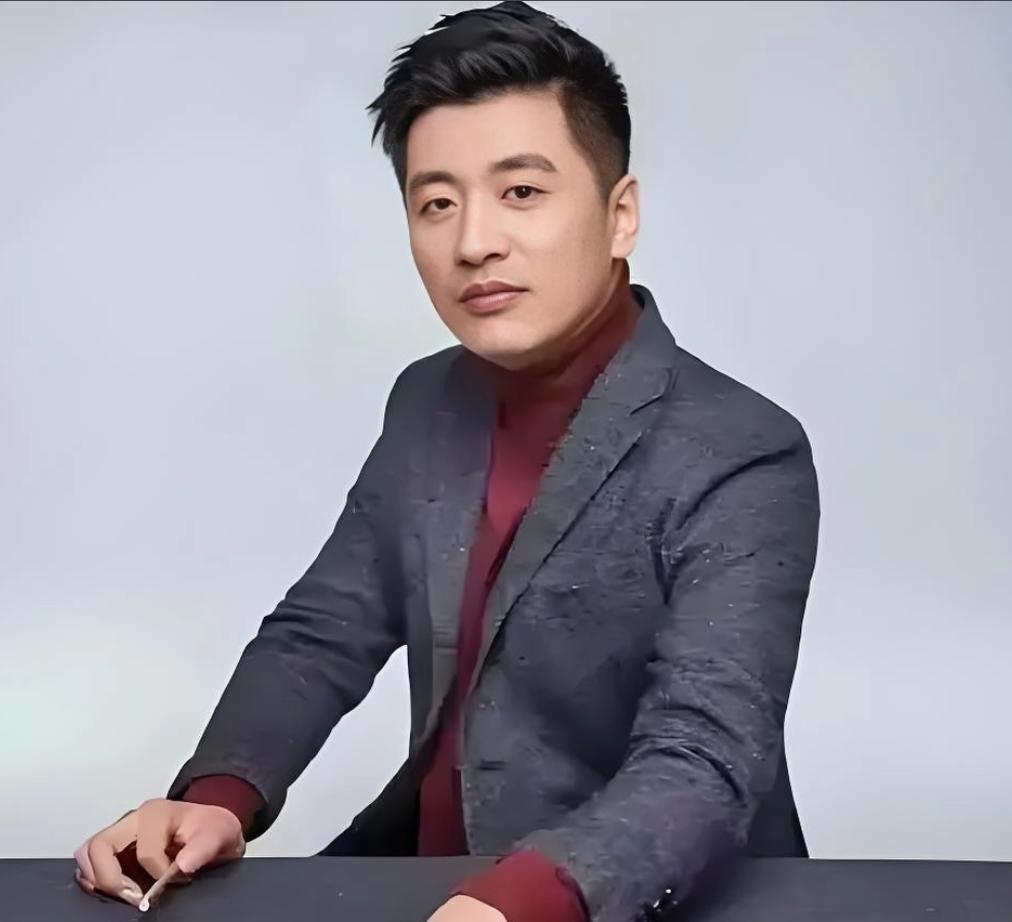 张雪峰，黑龙江齐齐哈尔富裕县人，毕业于郑州大学，现为苏州研途教育科技有限公司副总