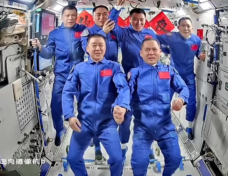 刚才翻手机,看到航天员在太空拍的那张“全家福”,鼻子突然就酸了。多少人这辈子拼