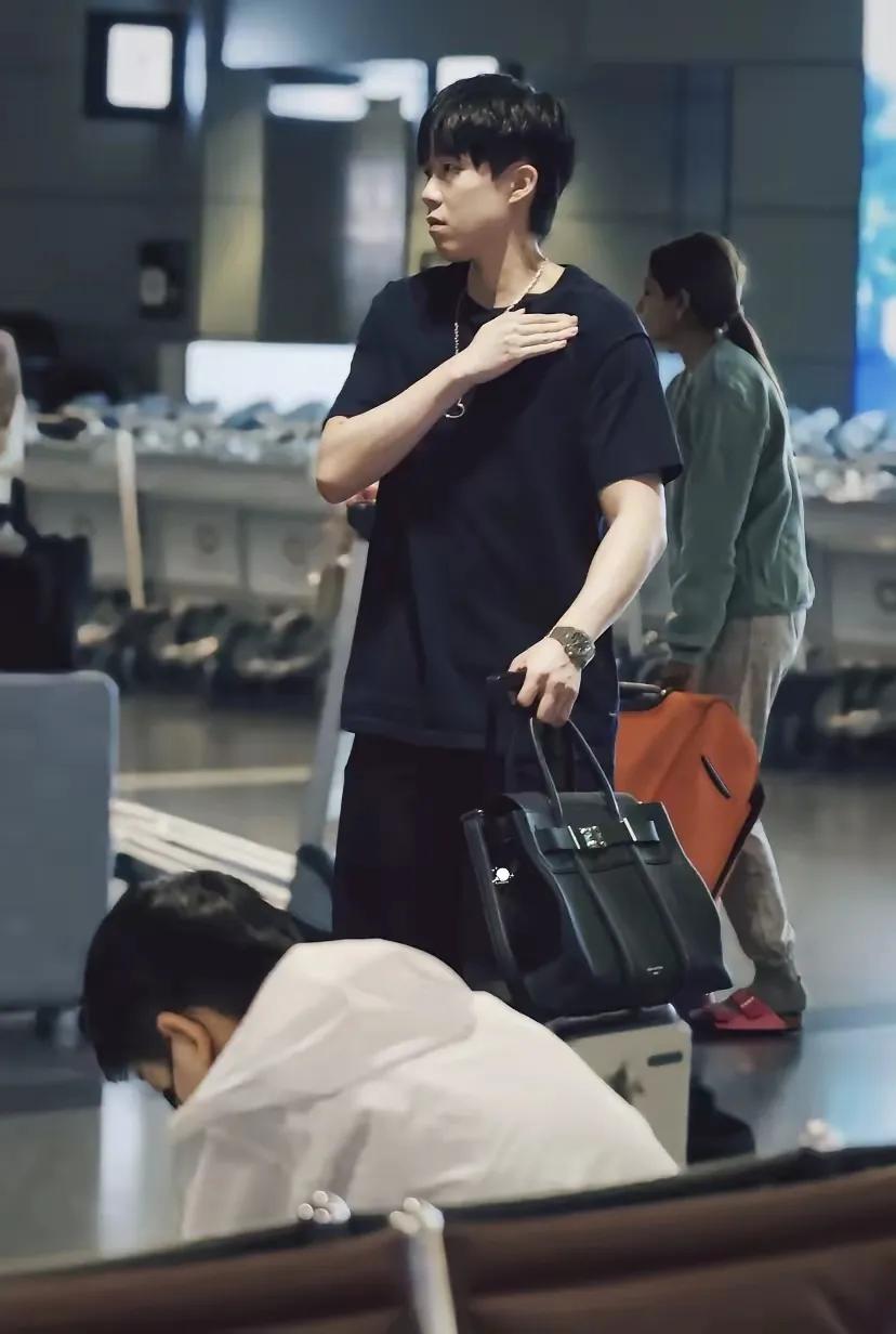 莎头同框等行李！国乒已顺利抵达多哈，由于等行李和海关办理手续需要时间，等待李行