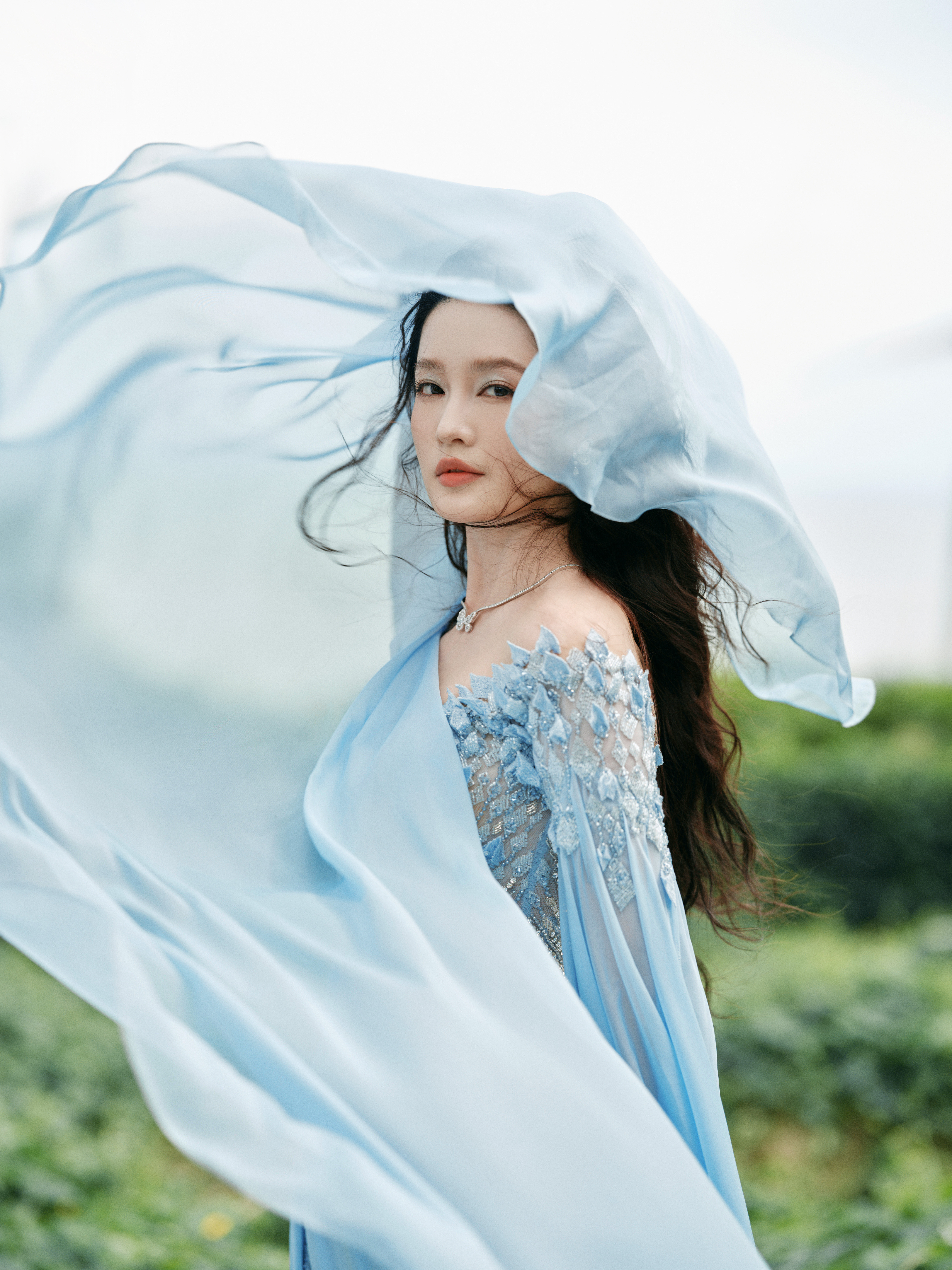 李沁一袭冰蓝长裙似海浪凝就的梦，将海岛的浪漫与裙裾的翩跹，写成一首关于夏日与优