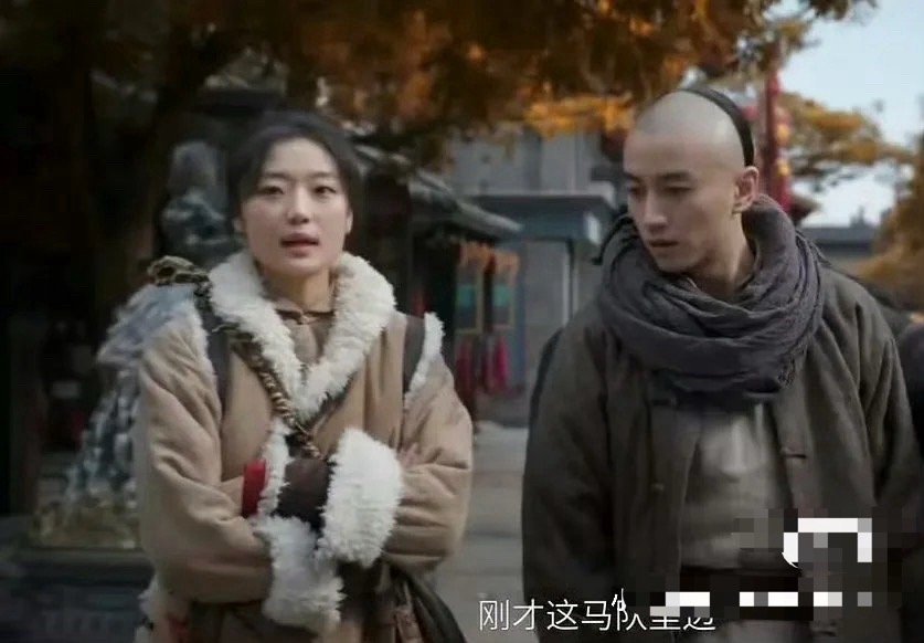 女主好像在古城墙里拍古风写真🤣