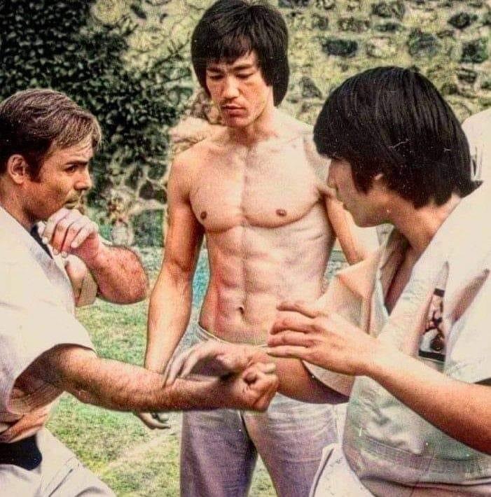 总有人，特别是一小撮龙黑，常拿身形说事，嘲讽李小龙瘦弱、像猴子，在肌肉鼓胀的强壮