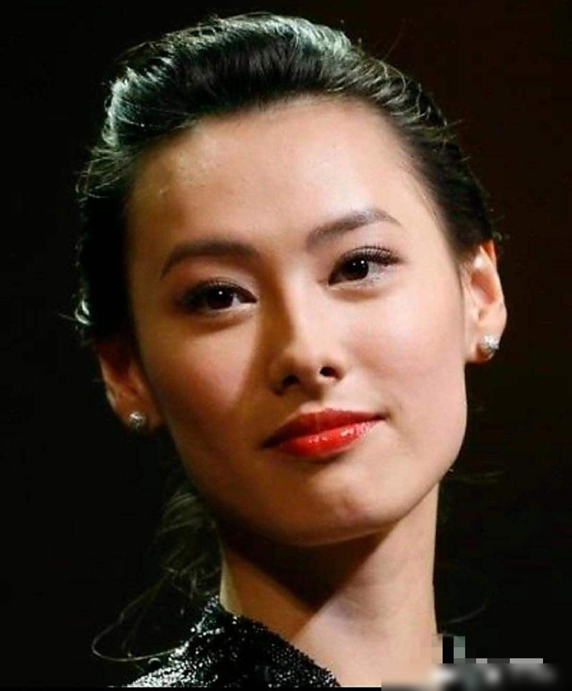 李泽楷三个儿子，全被梁洛施养成了六边形战士，一个都没废。长子李长治，颜值随妈，站台上演讲能把场子镇住