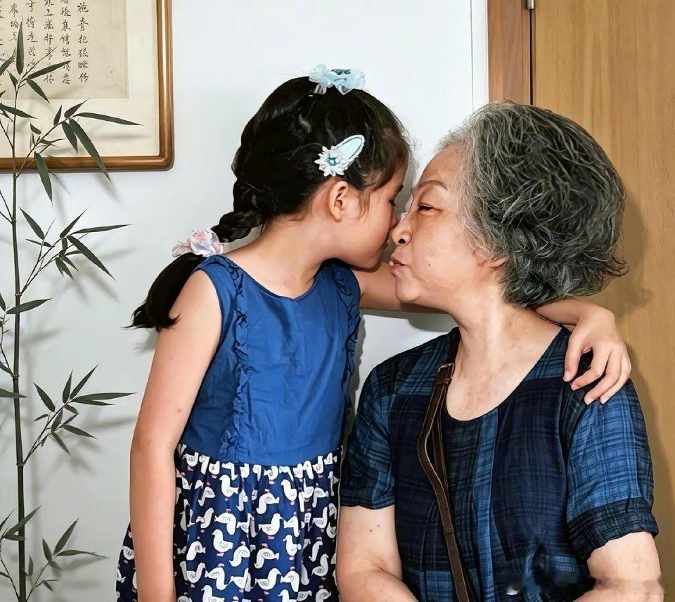 沈星终于不再遮遮掩掩，晒出了女儿的正面照和姥姥的合影。​​​