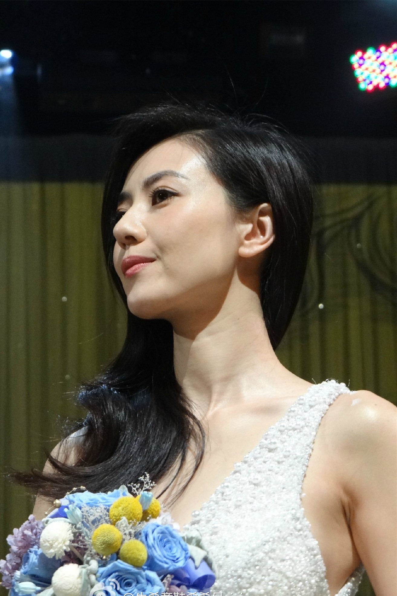 粉丝们有没有发现穿睡衣比穿紧身衣更显瘦？刷到姐姐这组生图真的被美到失语！简简单单