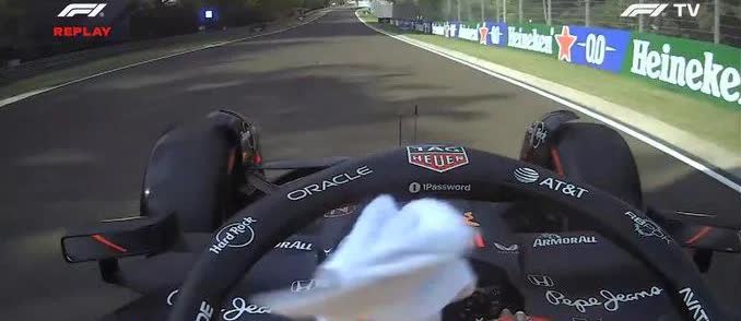 🏎真开上道具赛了？匈牙利大奖赛二练中，维斯塔潘从车里摸出一条毛巾（疑似），