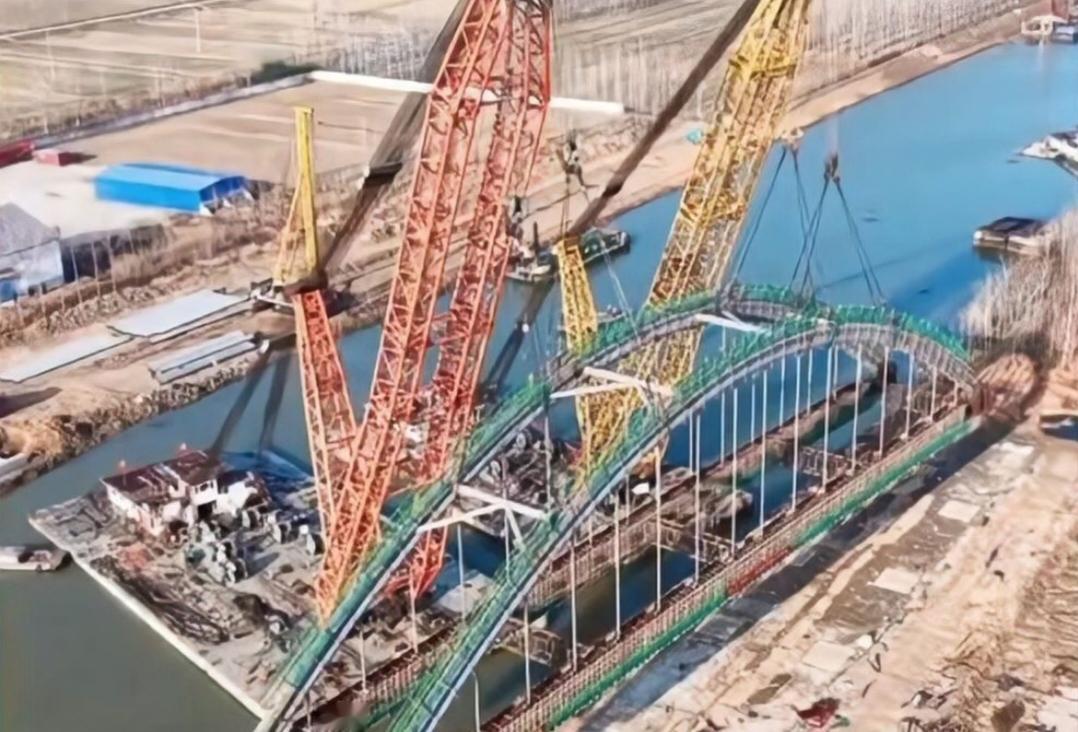 江苏月港大桥在建时为何工人竟在坍塌前留言“打完灰就放假”？这背后的安全隐患值得深