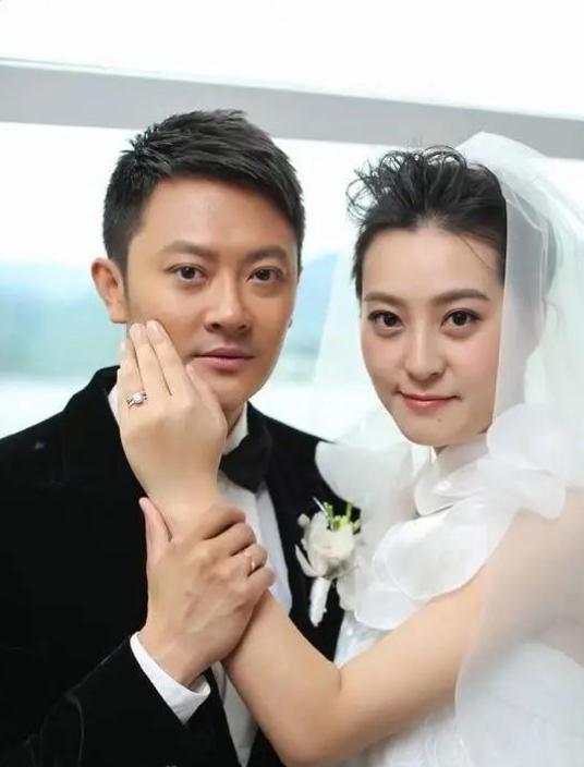 2015年，印小天花了400万元娶了妻子哈琳娜。直到孩子出生后，他才发现自己的妻
