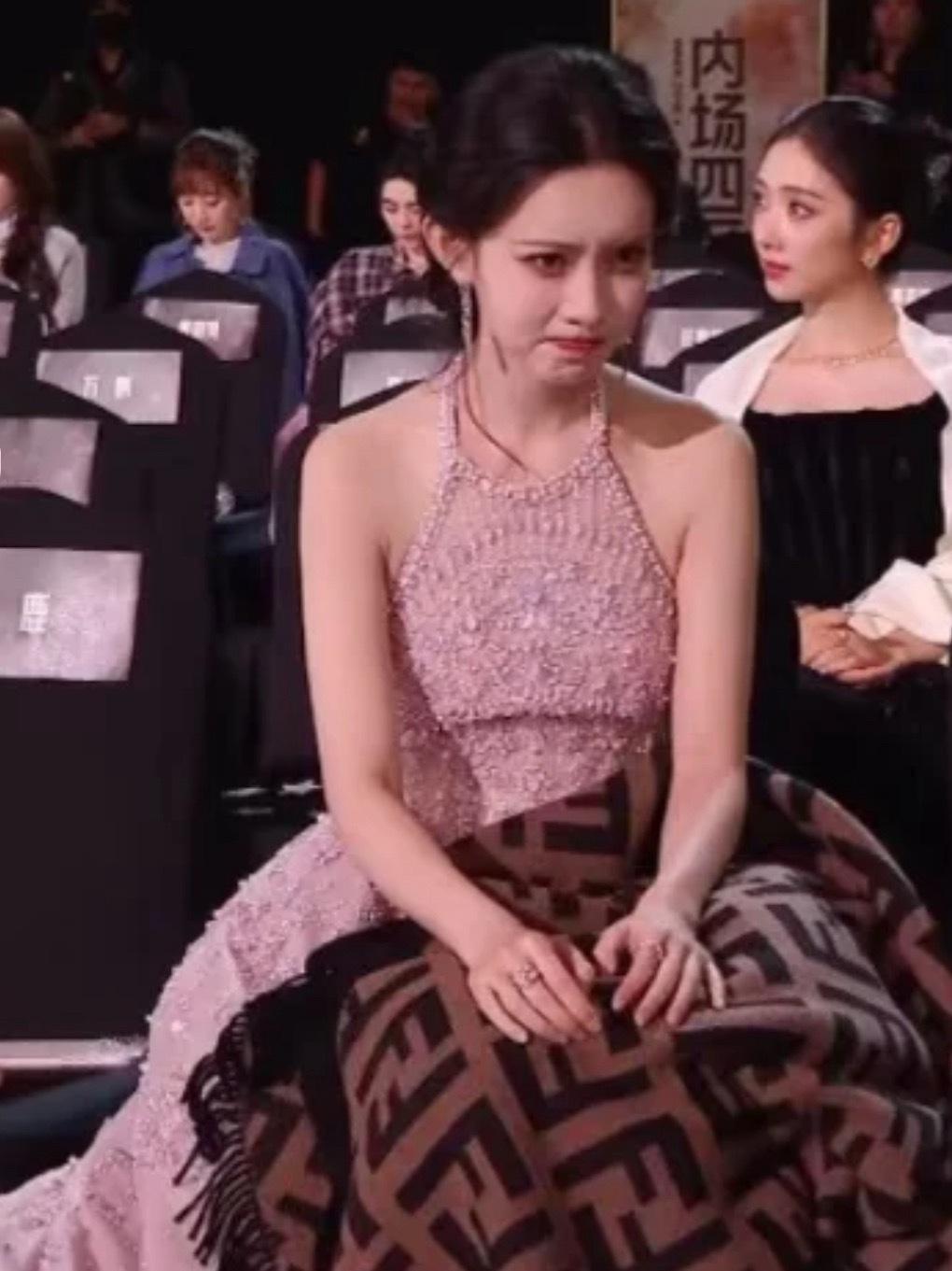 孟子义摔得气鼓鼓的好可爱