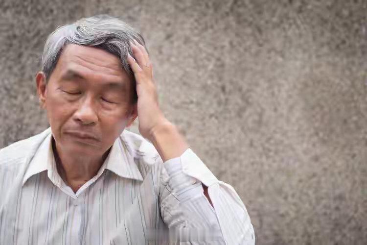 白发与癌症有一个意想不到的关联哈佛研究表明长白头发可能是身体自我保护的机制，但此