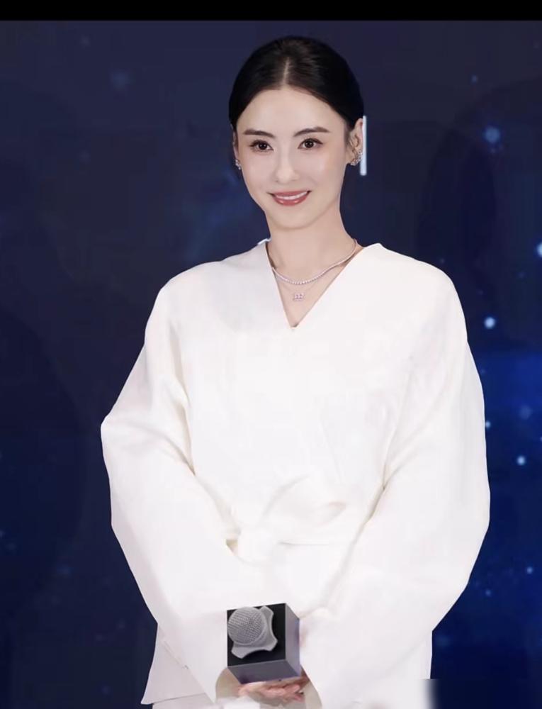 张柏芝7岁小儿子长相惊人：金发卷曲，高鼻深眼，谢霆锋这回真洗清嫌疑了！大家