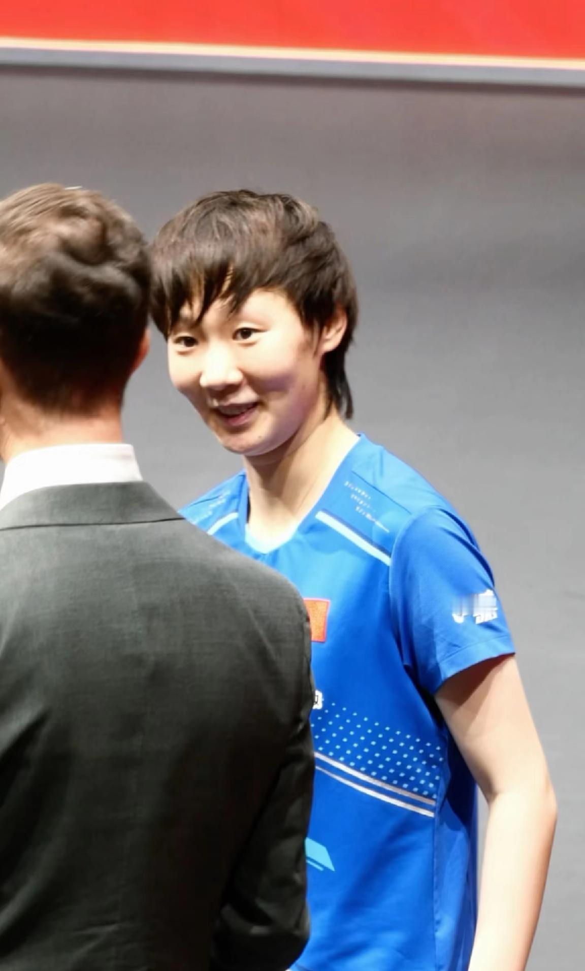 王曼昱面对多年老友ITTF官方解说亚当时的表情，瞬间明朗少女！亚当真的是从曼昱