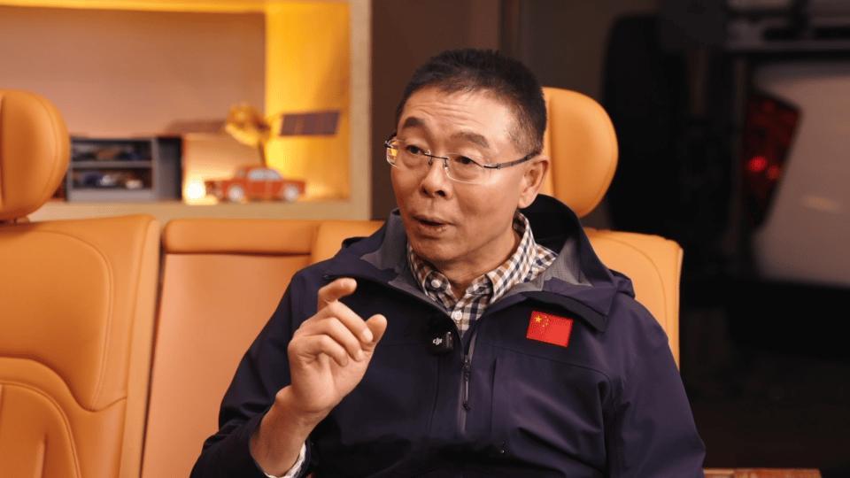 穿40块的鞋爬上珠峰7000米雷殿生，你是这个👍！40块的鞋爬珠峰，鞋底还断