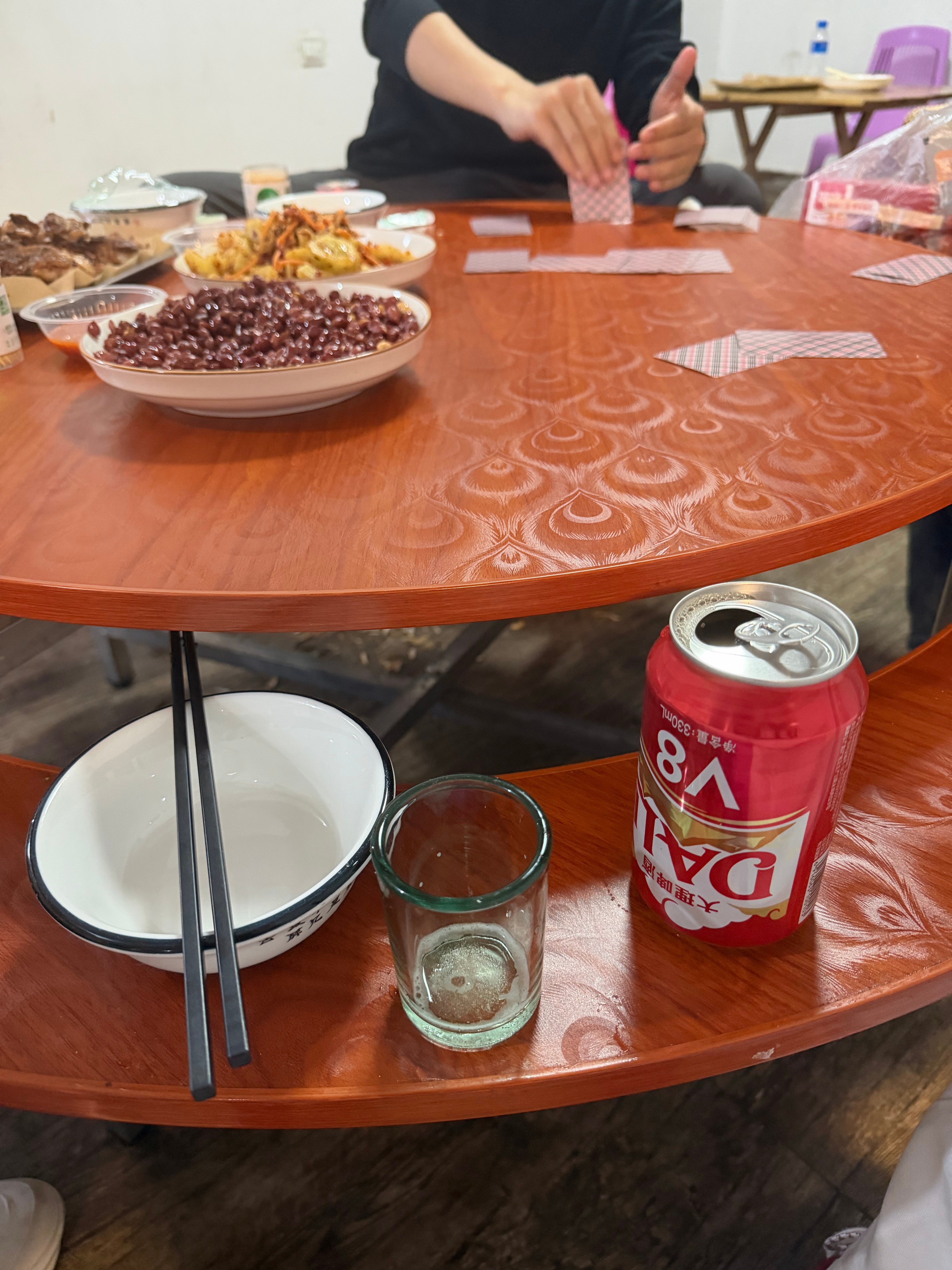 版纳的烧烤店桌子很棒唉～是这种两层的设计，正好下面放碗，上面放菜普洱·普洱景迈